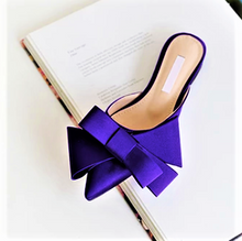 Load image into Gallery viewer, Silk Satin Pointed toe bow slippers..