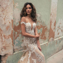 Load image into Gallery viewer, .NAVARRA Couture 100% Italia Tessuto Forentina Lace Wedding Gown Lace Applique and Court Train