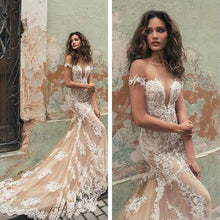 Load image into Gallery viewer, .NAVARRA Couture 100% Italia Tessuto Forentina Lace Wedding Gown Lace Applique and Court Train